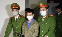 Áp giải các bị cáo rời toà sau ngày đầu tiên xét xử đại án Việt Á