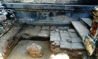 Khảo cổ tại chái Tây điện Thái Hòa làm xuất lộ lớp gạch Bát Tràng trên lớp đá ong bó vỉa. Ảnh: TTBTDTCĐ Huế