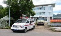 Xe ô tô của ngành y tế và cơ quan quân đội tại TT-Huế đón công dân về địa phương sau 2 ngày cách ly ở Quảng Trị