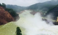 Thủy điện Hương Điền nhận lệnh tạm dừng vận hành điều tiết nước qua tràn để phục vụ công tác tìm kiếm người mất tích trên sông Bồ.