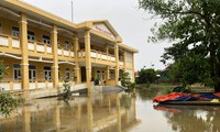 Một ngôi trường tại Quảng Điền, TT-Huế, vẫn bị nước lụt bao vây sáng 19/10.