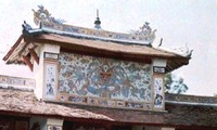 Bức tranh rồng phong cách cung đình từng tồn tại trên cổng tam quan chùa Thiên Mụ, Huế. Ảnh T.L