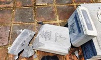 Bia đá tại di tích Phu Văn Lâu ở Huế bất ngờ bị gãy vỡ 