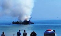 Tàu cá bốc cháy dữ dội khi neo đậu trong vịnh Chân Mây