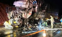 Xe khách đấu đầu ô tô tải ở TP Huế, 15 người thương vong