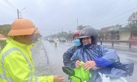 Cảnh sát giao thông tặng nước, đồ ăn cho người dân chạy xe máy