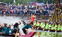 Hàng nghìn người chen chúc xem hội đua trải hấp dẫn bậc nhất xứ Huế