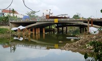 Cận cảnh cầu đường bộ hơn 100 tỷ tại Huế nhiều năm liền ‘mắc kẹt’ giữa sông
