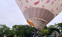 Hy hữu khinh khí cầu tham gia lễ hội tại Huế đáp xuống nghĩa trang