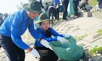 Tuổi trẻ TT-Huế làm sạch bãi biển, chống rác thải nhựa