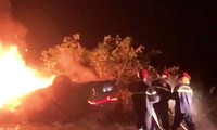Ô tô chở 3 người bốc cháy dữ dội trên Quốc lộ 1 