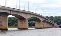 Cận cảnh cây cầu vượt đầm phá tại Huế được dân kiến nghị ‘trả lại tên’
