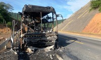Xe khách chở 29 người cháy trơ khung trên cao tốc La Sơn - Túy Loan