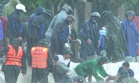 100 cán bộ, chiến sĩ cùng người dân ngâm mình 5 giờ trong mưa lũ để hộ đê