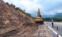 Mưa lớn gây sạt lở tuyến cao tốc La Sơn - Túy Loan