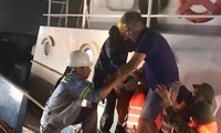 Cứu sống hai thuyền viên tàu hàng mất tích trên vùng biển TT-Huế