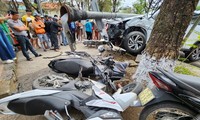 Hiện trường ô tô ‘điên’ tông bay loạt xe máy, ô tô giữa trung tâm thành phố Huế