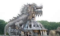 Kéo nhau lên công viên ‘kinh dị’ tại Huế ngắm rồng khổng lồ trước khi bị đập bỏ