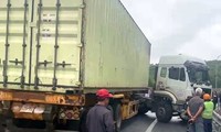 Xe đầu kéo gây tai nạn trên tuyến cao tốc Cam Lộ - La Sơn qua Huế