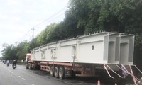 Ô tô đầu kéo chở dầm cầu dài gần 23 mét ‘diễu phố’ tại Huế