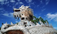 Đập bỏ hay giữ lại kiến trúc rồng khổng lồ tại công viên ‘rùng rợn’ xứ Huế?