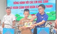 Học sinh nghèo bất ngờ nhận nhiều phần quà, xe đạp trong ngày lễ Quốc khánh 2/9