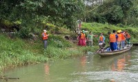 Vụ xe chở rác lao xuống sông Hương: Đã phát hiện được hai thi thể công nhân môi trường 