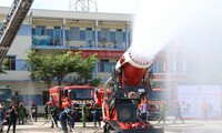 Người dân Đà Nẵng diễn tập chữa cháy cùng robot điều khiển từ xa