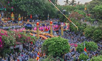 Dòng người đổ xô về dự lễ Quán Thế Âm và xem đua thuyền tại sông Cổ Cò ở Đà Nẵng