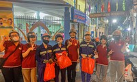 Công nhân vệ sinh môi trường Đà Nẵng bất ngờ được tặng quà trong đêm