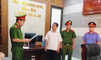 Cơ quan chức năng đọc lệnh bắt tạm giam ông Bùi Văn Ần . Ảnh CA