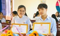 Đặng Văn Quang (bìa phải) chàng trai đạt điểm tuyệt đối môn Văn.