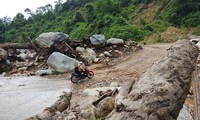 Đường vào các xã của huyện miền núi Phước Sơn, Quảng Nam nhiều đoạn đứt gãy hư hỏng do bão lũ từ năm 2020 nhưng đang chờ được triển khai.