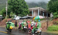 Người dân thôn Hoà Hữu Tây và Hoà Hữu Đông, xã Đại Hồng, huyện Đại Lộc, Quảng Nam trao quà hỗ trợ dọc đường cho người dân hồi hương ngang qua địa bàn.