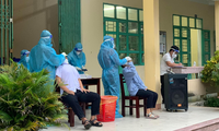 Ngành y tế địa phương lấy mẫu xét nghiệm cho học sinh trường THPT Nguyễn Duy Hiệu. 