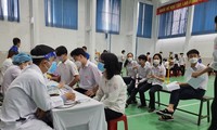 Ngành y tế Quảng Nam tiêm vắc xin ngừa COVID-19 cho học sinh.