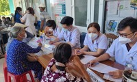 Hội Thầy thuốc trẻ đến với người dân xã đảo ở Quảng Nam
