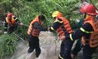 Quảng Nam: Giải cứu 23 học sinh và giáo viên mắc kẹt ở suối khi đi du lịch