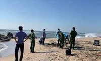 Hai thi thể phân hủy trôi vào bờ biển Quảng Nam
