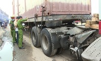 Xe container hư hỏng ra sao sau va chạm với xe khách khiến 8 người tử vong 