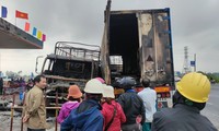 Quảng Nam: Xe tải và container bốc cháy dữ dội trước cây xăng