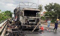 Xe tải bất ngờ bốc cháy dữ dội trên quốc lộ 1 ở Quảng Nam