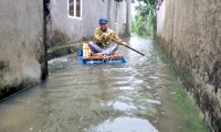Biển nước bủa vây khu dân cư ở Quảng Nam, người dân chèo ghe thoát &apos;vùng nguy hiểm&apos;