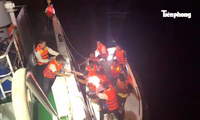 Video: Tàu Hải quân tiếp nhận 80 ngư dân tàu chìm đưa về đất liền
