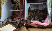 Mưa lớn gây sạt lở làm sập nhà dân ở Quảng Nam
