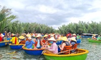 Trên bến dưới thuyền ken đặc du khách ở rừng dừa Bảy Mẫu Hội An 