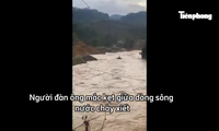 Video: Thót tim cảnh người đàn ông bị cô lập giữa dòng nước dữ ở Quảng Nam