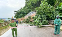 Sạt lở, nhiều tảng đá lớn rơi xuống cầu ở Quảng Nam