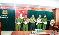 Đại tá Lê Quốc Hùng, Giám đốc Công an tỉnh (giữa) khen thưởng công an các đơn vị, địa phương tích cực phá nhanh vụ án giết người