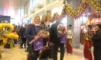 Những vị khách du lịch đầu tiên đến Huế được chào đón hân hoan, trọng thị
